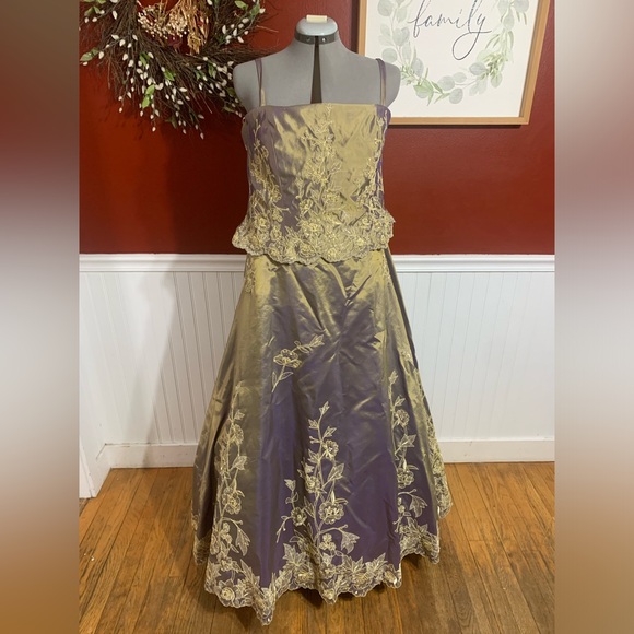 Mon Chéri’s Montage gold and purple iridescent long dress - Picture 1 of 5